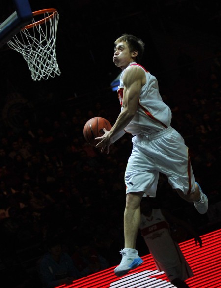 未节连续砍分杀死比赛悬念！兰德尔20中9得到24分9篮板（末节火力全开终结悬念！兰德尔20投9中收获24分9篮板）