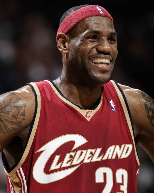 中超赛场争议判罚：VAR判罚引发热议,（中超判罚风波再起，VAR成舆论焦点）