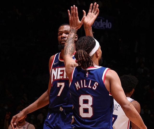 懂球帝12周年120大瞬间1／8决赛：重磅来袭，谁将通往八强？（懂球帝12周年120大瞬间1／8决赛打响：重磅对决，谁能挺进八强？）