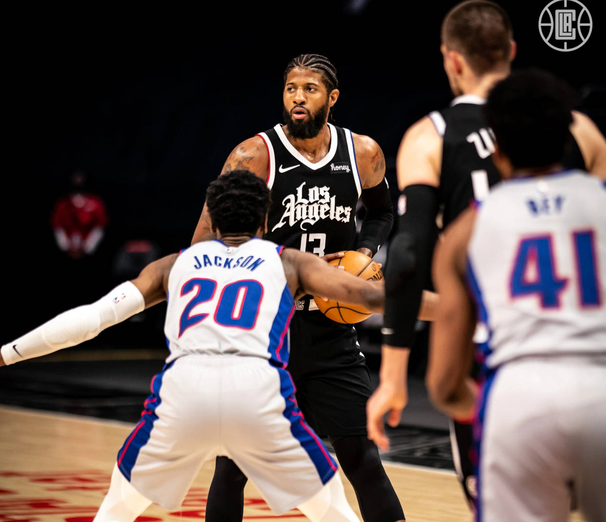 花絮！约基奇调侃签名鞋代差，戈登第六代战靴赠球迷（场边趣事：约基奇笑谈签名鞋“代差”，戈登赠送第六代战靴给球迷）