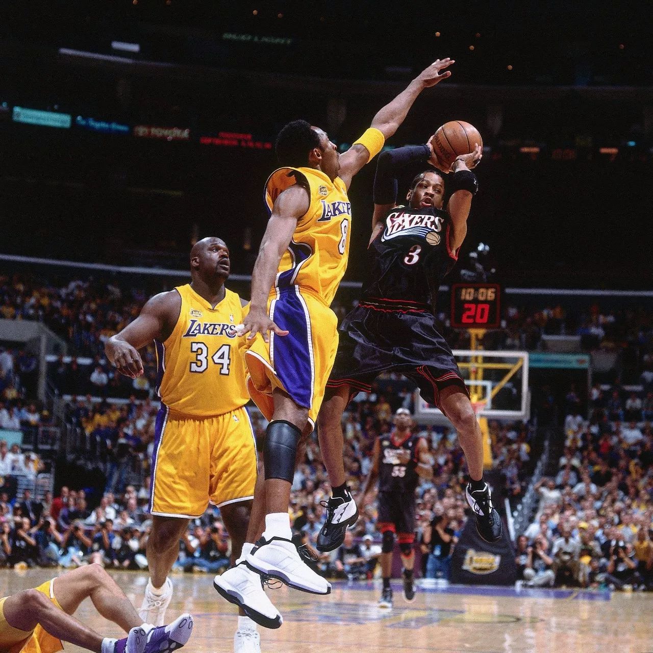 布莱克突破直杀禁区，展现惊人爆发力（布莱克强突直入禁区，爆发力令人惊叹）