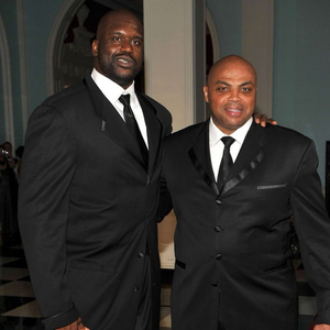 美术课上学生用课本表演变脸，轻松拿捏住精髓， 网友：“教科书式”变脸！（美术课上学生拿课本上演变脸，神还原精髓，网友直呼：教科书级！）