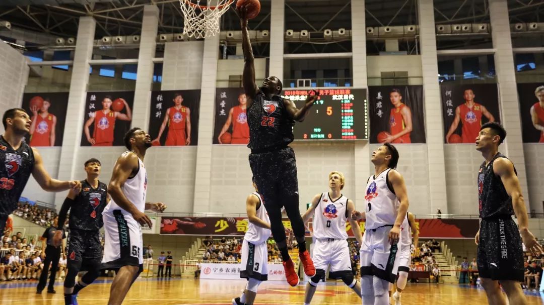 鹈鹕苦吞5连败，萨迪克·贝&墨菲&费尔斯3人空砍20+（鹈鹕遭遇五连败，萨迪克·贝、墨菲、费尔斯三人各砍20+仍无力回天）