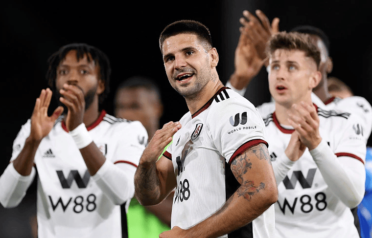 U22国足力克韩国U22，球迷在球员谢场时高喊“雄起”（U22国足击败韩国U22，谢场之际球迷齐声高呼“雄起”）